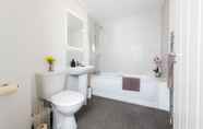 In-room Bathroom 2 Central Belfast Apartments: Sandford