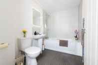 In-room Bathroom Central Belfast Apartments: Sandford