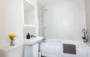 In-room Bathroom 5 Central Belfast Apartments: Sandford