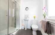 In-room Bathroom 6 Central Belfast Apartments: Sandford