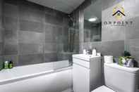 In-room Bathroom ✰OnPoint - Spacious 2 Bed Apt - FREE Parking✰