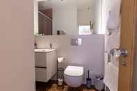 Toilet Kamar Beachcliff Hotel and Apartments