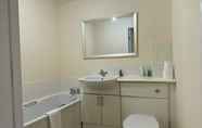 In-room Bathroom 6 Remarkable 2-bed Apartment in Glasgow