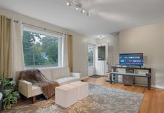 Others 2 Charming Cape Cod Home - Just 15 Min From Downtown! 4 Bedroom Home by Redawning