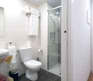 In-room Bathroom 6 Hotel BestPrice Girona