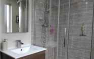 In-room Bathroom 4 Stunning 3-bed House Close to Cop26 Glasgow