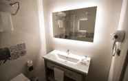 In-room Bathroom 2 Dovv Hotel