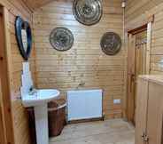 In-room Bathroom 7 Impeccable 1-bed House in Retford Close to A1