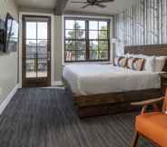 Bedroom 3 Ski Inn Taphouse Hotel