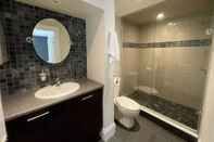 Toilet Kamar Cozy Downtown Condo Suite