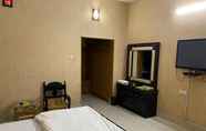 Kamar Tidur 4 Holiday Inn Guest House