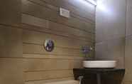 ห้องน้ำภายในห้อง 5 HOTEL SHAGUN ROOMS & BANQUET Surat