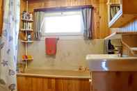 Toilet Kamar The Holiday Chalet Getaway in a Private Estate, Pets Allowed