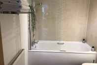 In-room Bathroom Stunning 2-bed Apartment in Newton Abbot