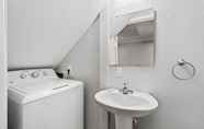 Toilet Kamar 6 Misty Harbor Townhome #15