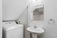 Toilet Kamar Misty Harbor Townhome #15