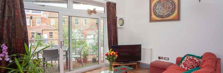 Lobby Special 3 Bedroom Townhouse With Parking in Bristol