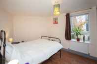 Bedroom Special 3 Bedroom Townhouse With Parking in Bristol