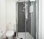 In-room Bathroom 7 Townhouse @ Bucknall New Road Stoke