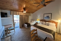 Bedroom Whispering Pines Lodge