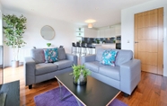 Ruang Umum 4 Stunning two Bedroom Home in West End Area of Aberdeen