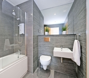 In-room Bathroom 7 Stunning two Bedroom Home in West End Area of Aberdeen