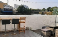 Quầy bar, cafe và phòng lounge 3 Stunning Riverside Town House With Views, Ayrshire