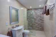 Toilet Kamar Modern 1BR Apartment in a Central Location