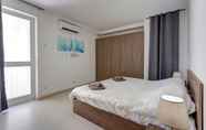 Kamar Tidur 7 Modern 1BR Apartment in a Central Location