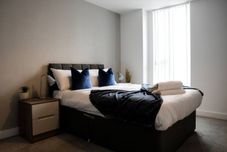 Bedroom ✰Spacious 2 Bedroom Flat, Close to Train Station✰