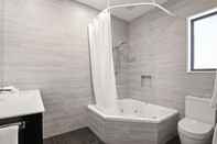 Toilet Kamar Grand Suites Murchison