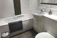 Toilet Kamar Apex Wallace Street Apt With Free Parking