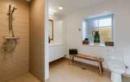 Phòng tắm bên trong 4 Dalveich Cottage W/hot tub & Stunning Views