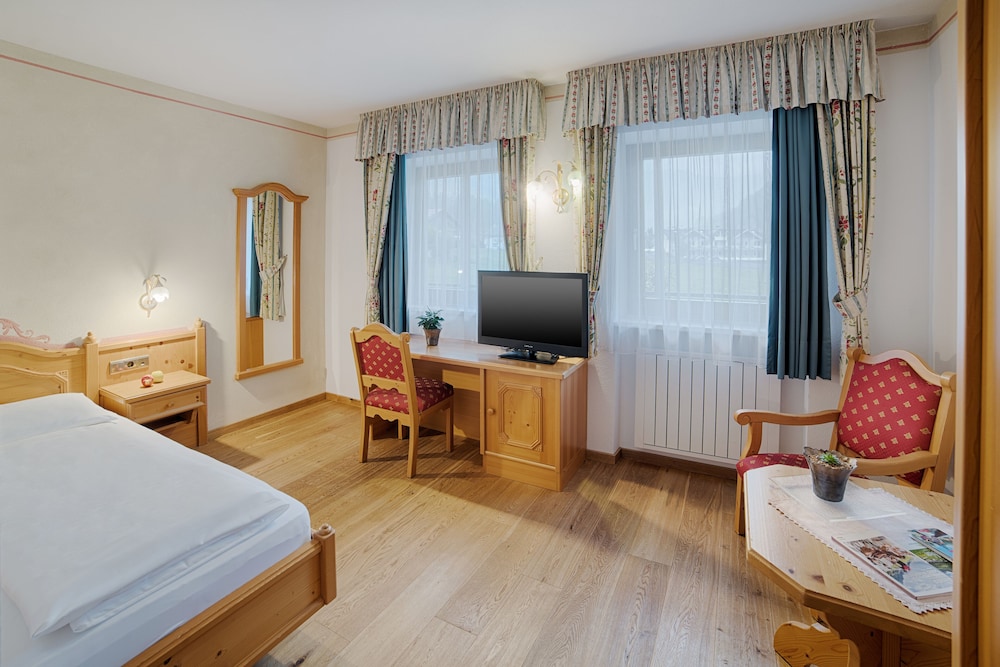 Bedroom 4 Alpenblick Hotel
