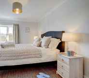 Bedroom 2 Luxury 1 bed Cottage With hot tub and log Burner