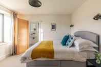 Bilik Tidur Modern 5 Bedroom Home With Garden Panoramic Views