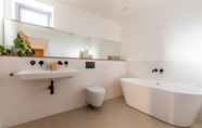 Toilet Kamar 4 Modern 5 Bedroom Home With Garden Panoramic Views
