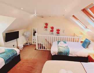 Bedroom 2 Cedar Villa - Inviting 5-bed House in Chatham-