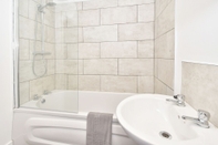 In-room Bathroom Townhouse @ Neville Street Stoke