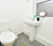 In-room Bathroom 7 Townhouse @ Victoria Road Stoke