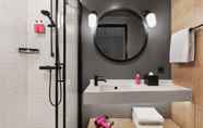 In-room Bathroom 4 Moxy Duesseldorf City