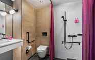 In-room Bathroom 3 Moxy Duesseldorf City