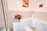 In-room Bathroom Garfield Villa-beautiful 4-bed House in Gillingham