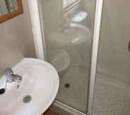 In-room Bathroom 6 Cairnryan Heights t-a Brae Holiday Homes