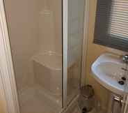 In-room Bathroom 5 Cairnryan Heights t-a Brae Holiday Homes