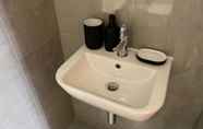 Bilik Mandi dalam Bilik 4 Kempston Suites Liverpool Apartment 1