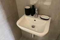 In-room Bathroom Kempston Suites Liverpool Apartment 1