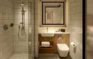 In-room Bathroom 6 Courtyard by Marriott Exeter Sandy Park