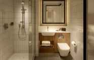 In-room Bathroom 6 Courtyard by Marriott Exeter Sandy Park