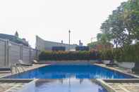 Kolam Renang Tifolia Studio Apartment with Double Bed near LRT Station